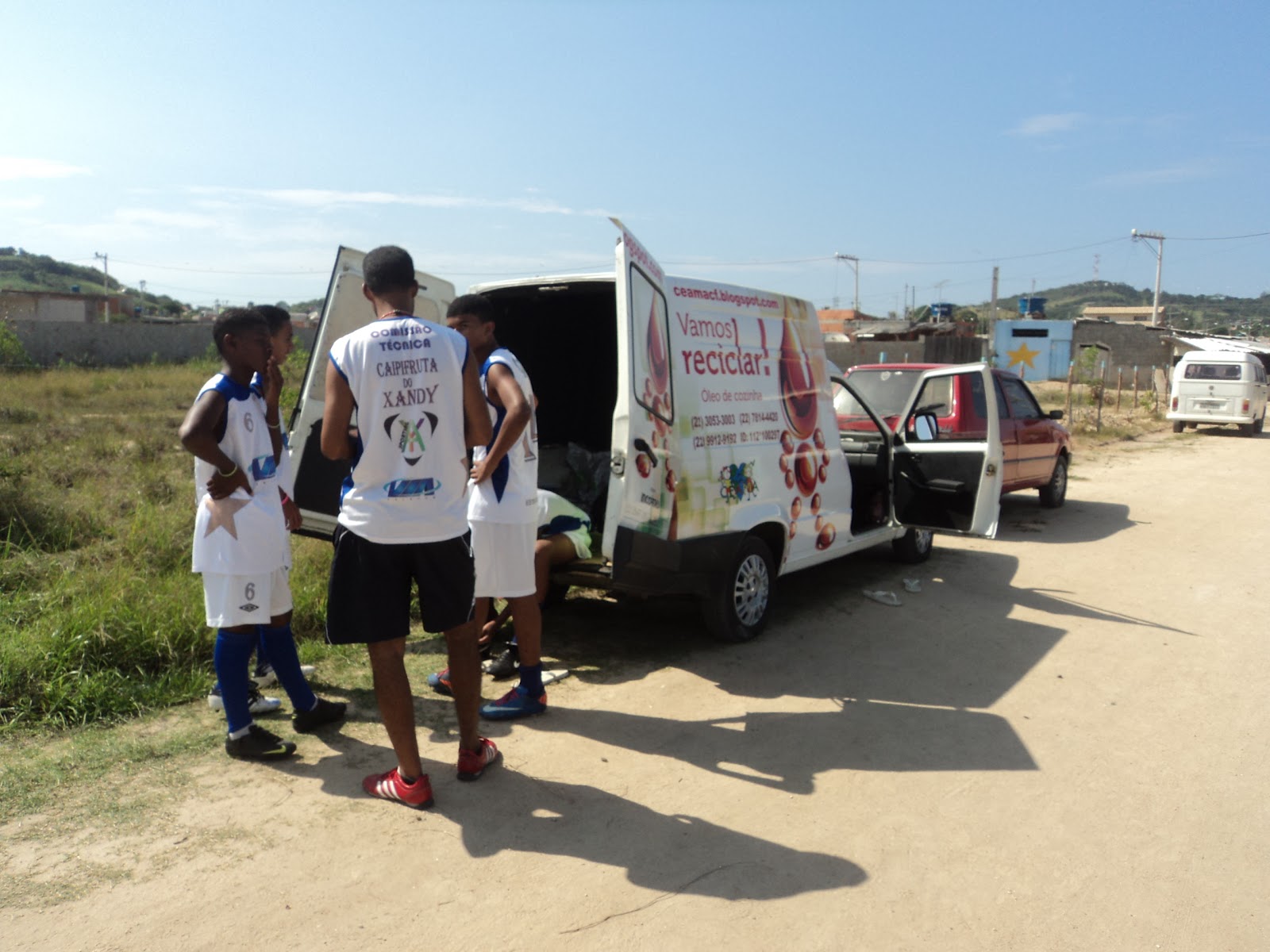 Jovens vestindo uniforme doado - Projeto CEAMA